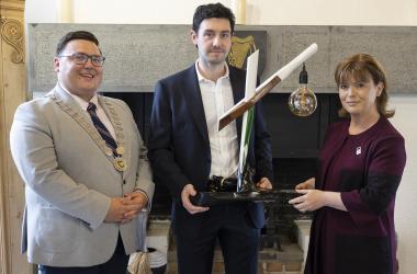Daire Lynch with gift