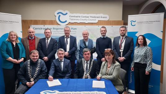 Councillors, Council executive & Contractors sign contract in Council offices
