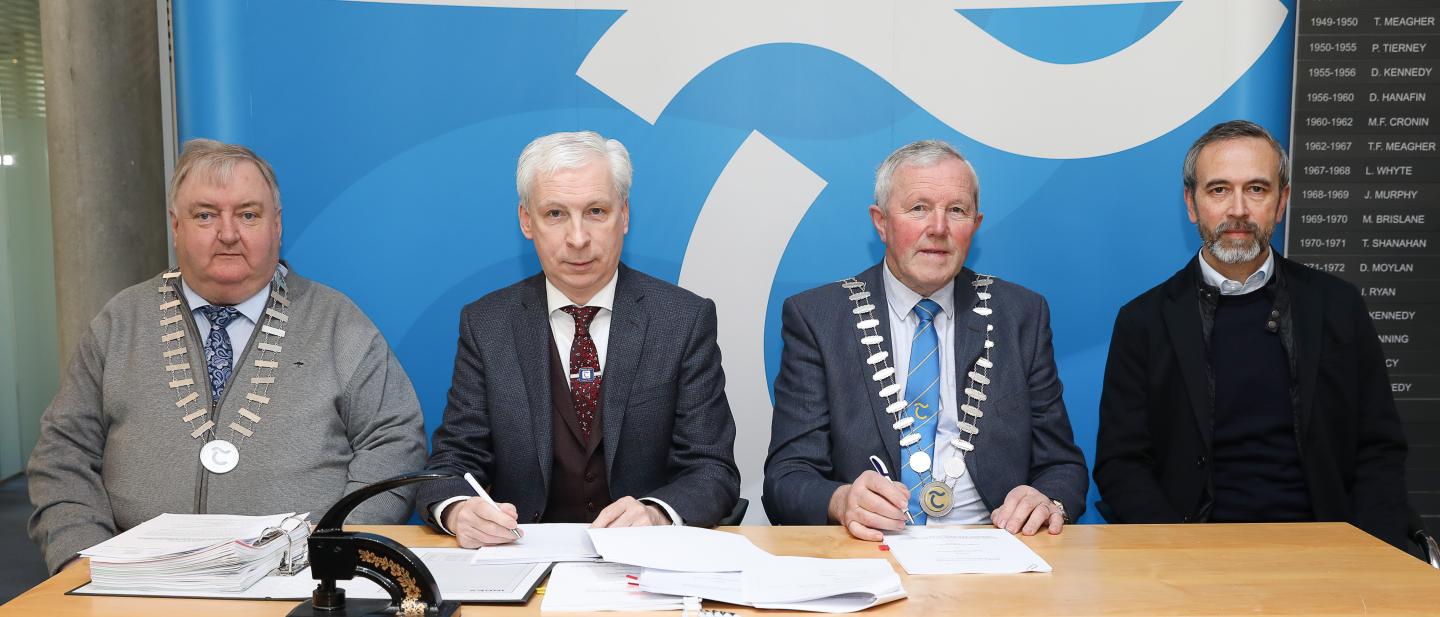 Front: (L to R) Cllr. Hughie McGrath, Cathaoirleach, Nenagh Municipal District; Joe MacGrath, Chief Executive; Cllr. Roger Kennedy, Cathaoirleach, Tipperary County Council; Robin Lee, Robin Lee Architecture (Lead Architect, Design Team).  